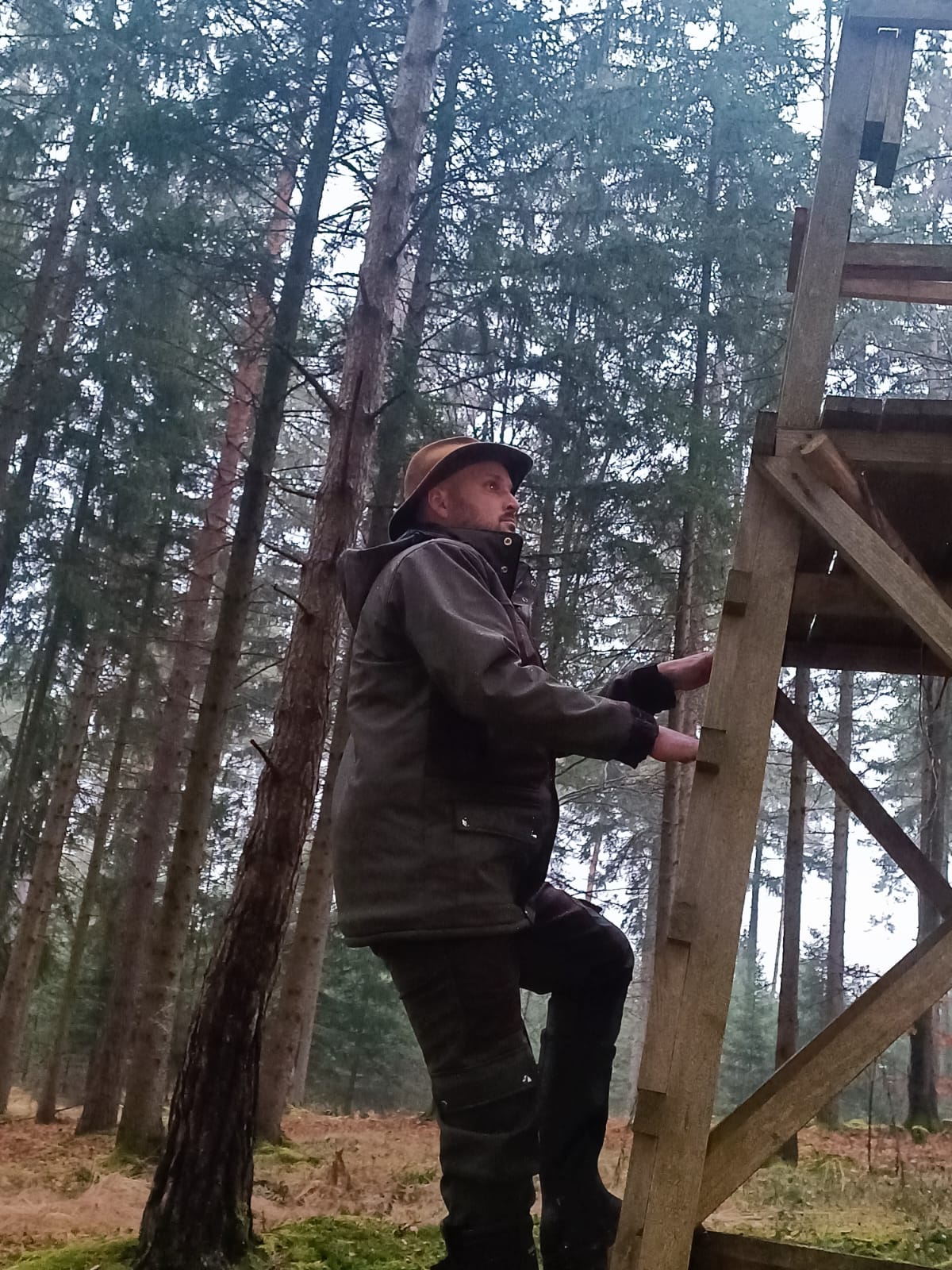 Jäger am Hochstand